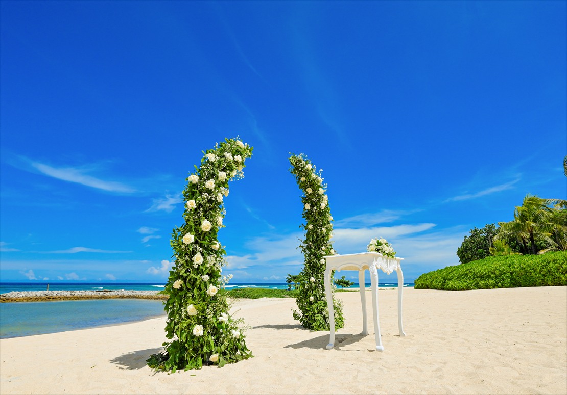 Kempinski Bali Oceanfront Chapel Beach Wedding (10)_R 生花フラワーアーチ