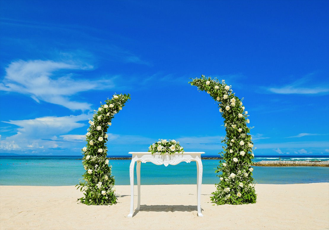 Kempinski Bali Oceanfront Chapel Beach Wedding (11)_R 祭壇越しにコバルトブルーの海が広がる