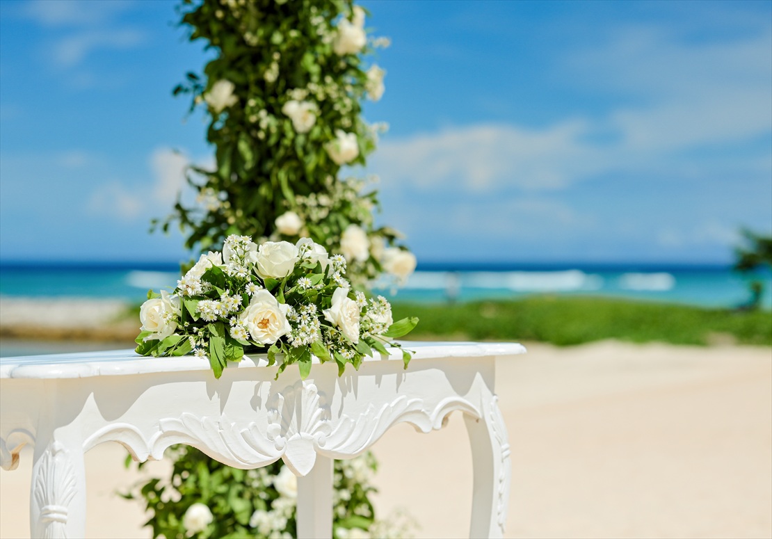 Kempinski Bali Oceanfront Chapel Beach Wedding (13)_R 生花装飾された白亜の祭壇