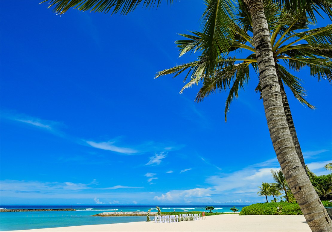 Kempinski Bali Oceanfront Chapel Beach Wedding (1)_R ココナッツビーチから挙式会場を望む
