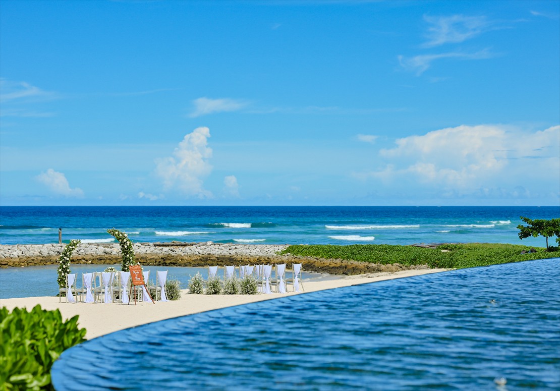 Kempinski Bali Oceanfront Chapel Beach Wedding (2)_R チャペルの水盆よりビーチ挙式会場を望む