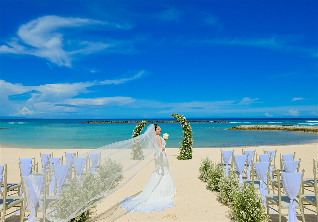 The Apurva Kempinski Bali Beach Wedding (2)_R ビーチ挙式会場ロングベール