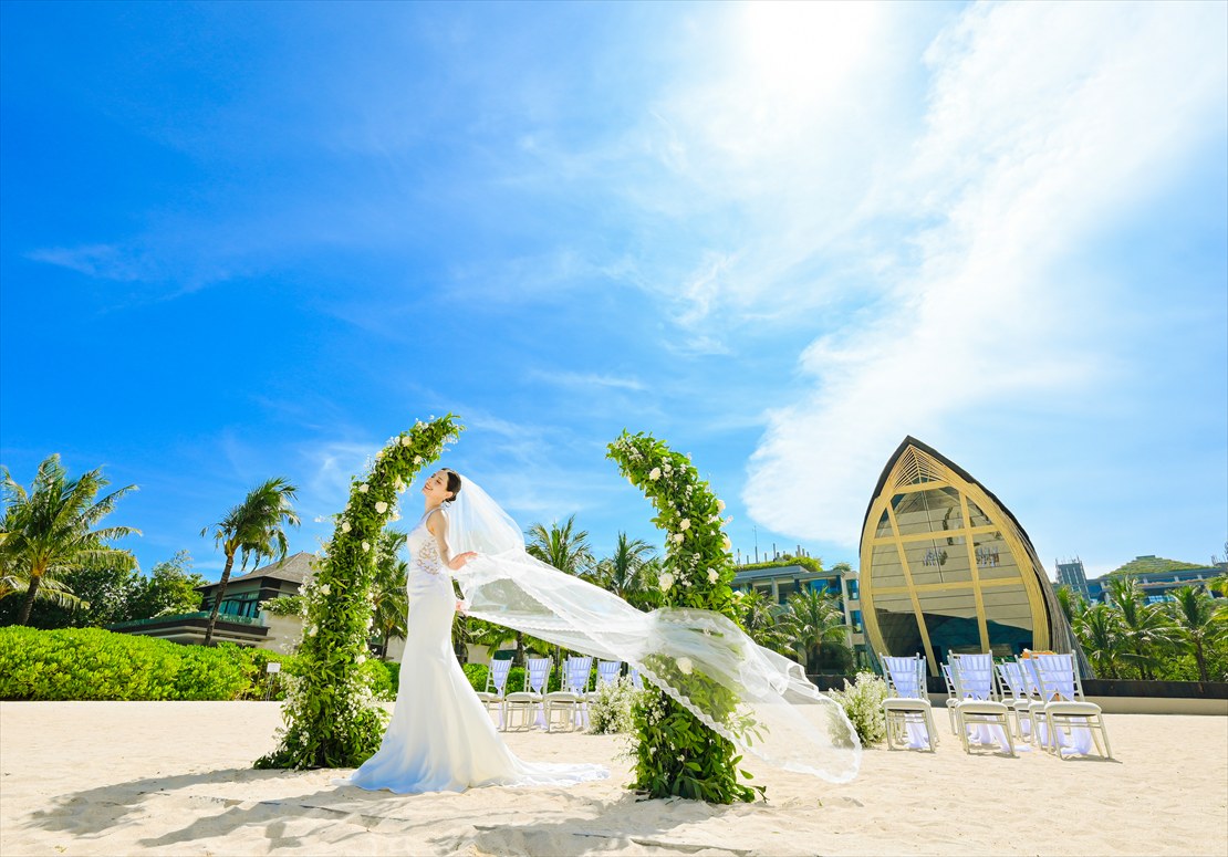 The Apurva Kempinski Bali Beach Wedding (7)_R フラワーアーチ ロングベール