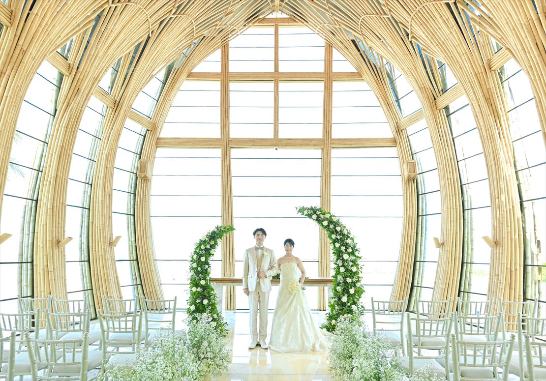 バンブーに囲まれ柔らかな光が差すチャペル　ケンピンスキ・バリ・結婚式