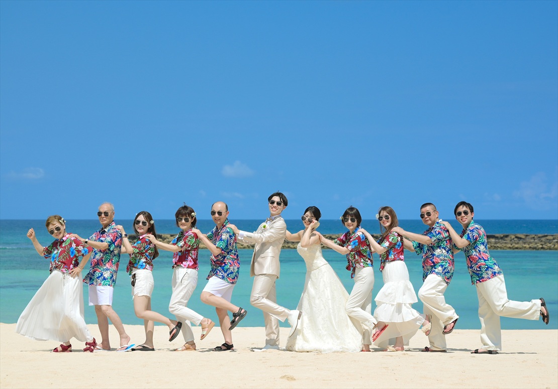 ビーチにて参列者様と集合写真