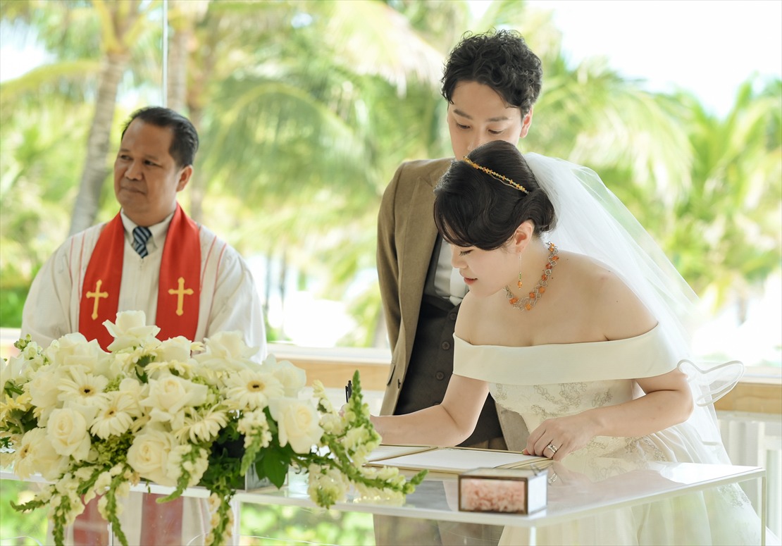 新郎新婦様　結婚証明書へのサイン