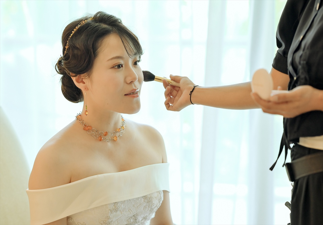 The Mulia Bali Harmony Chapel Wedding (8)_R 新婦様 お仕度部屋にてメイクシーン バリ島挙式