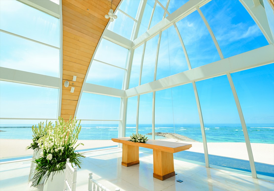 白砂ビーチと真っ青な海を望む祭壇