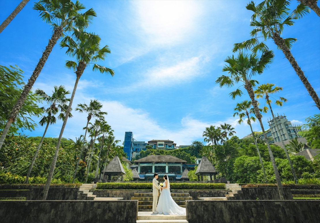 高台のロビー棟をリゾートより望む