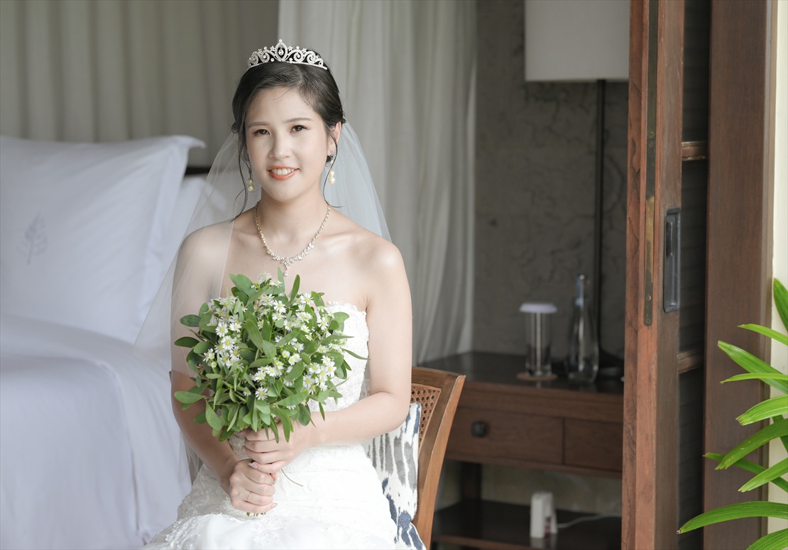 Four Seasons Bali Jimbaran Garden Wedding (10)_R お支度部屋にて新婦様挙式前撮影