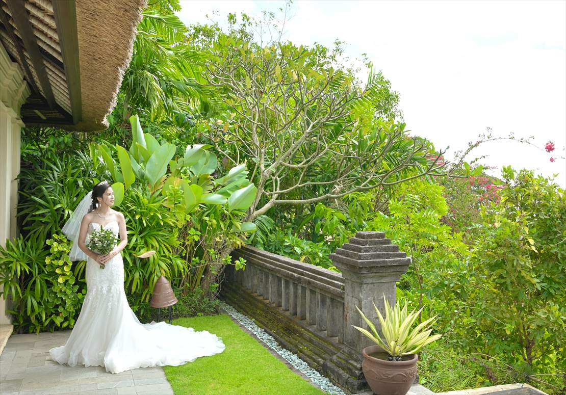 Four Seasons Bali Jimbaran Garden Wedding (12)_R お支度部屋ガーデンにて挙式前撮影