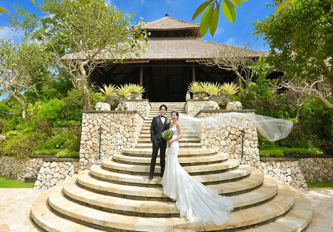 Four Seasons Bali Jimbaran Garden Wedding (14)_R ロビー前階段にてロングベール撮影