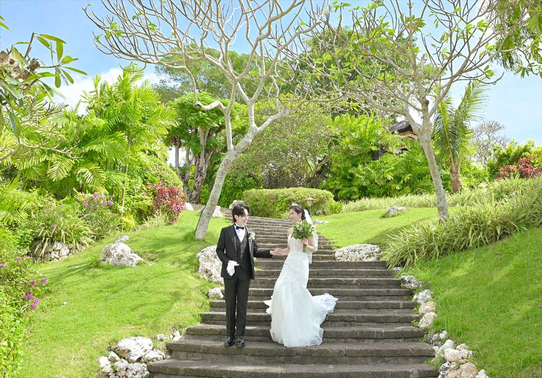 Four Seasons Bali Jimbaran Garden Wedding (16)_R ロビーよりジンバラン・ガーデンへ入場