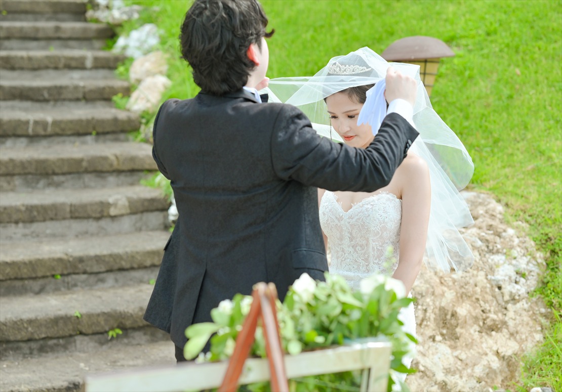 Four Seasons Bali Jimbaran Garden Wedding (17)_R 挙式会場前ベールダウン