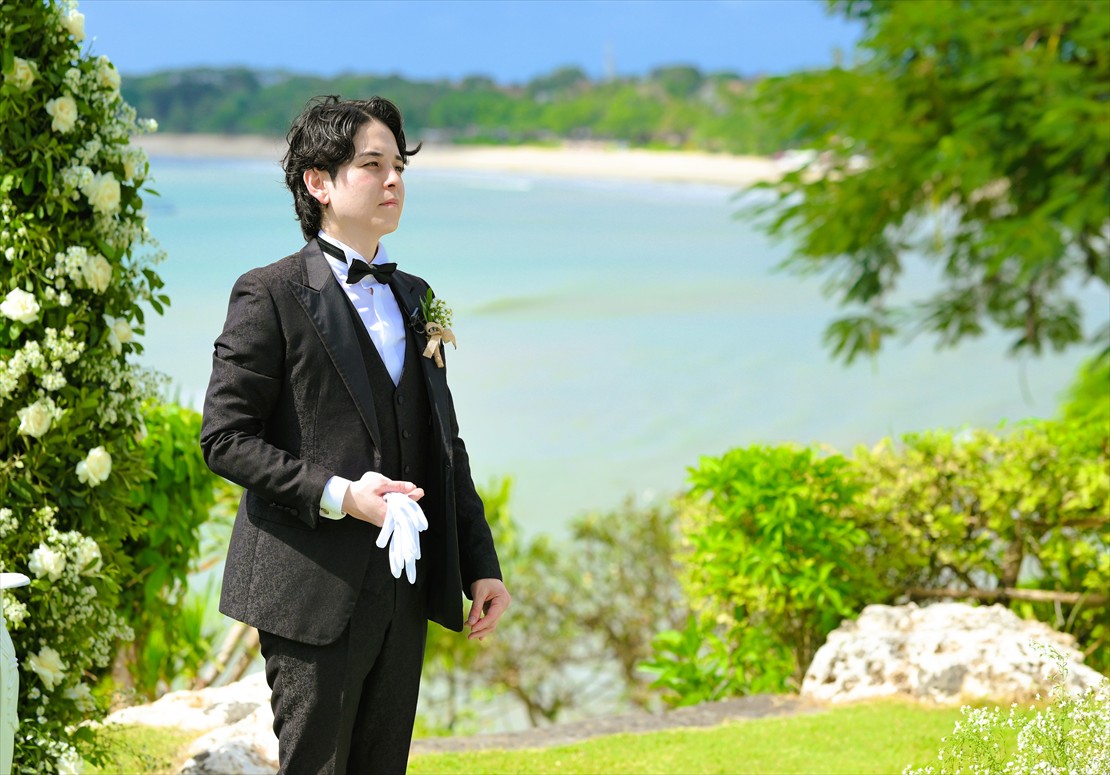 Four Seasons Bali Jimbaran Garden Wedding (18)_R 新郎様挙式会場アーチ前にて