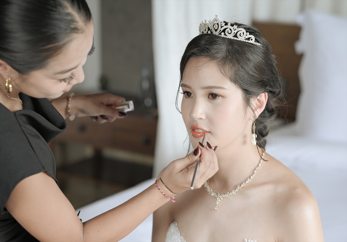 Four Seasons Bali Jimbaran Garden Wedding (9)_R お支度部屋にて新婦様ヘアメイク