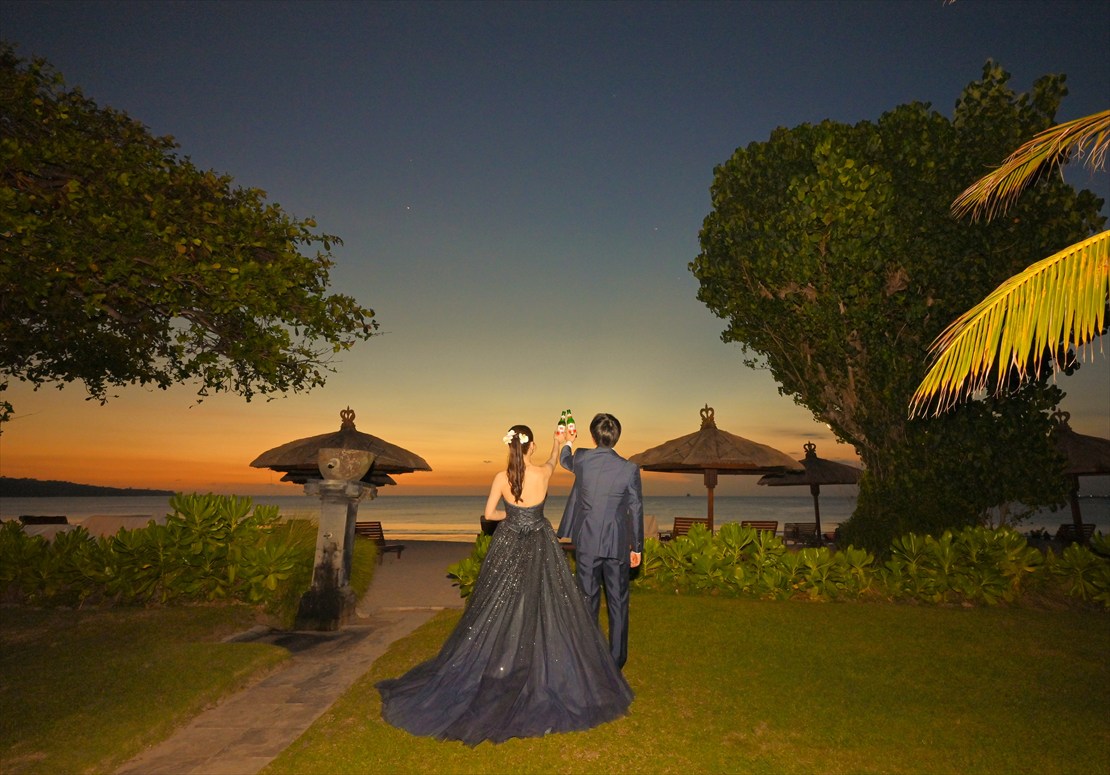 Bali Sunset Wedding Party Belmond Jimbaran (13) 新郎新婦様乾杯シーン ベルモンド・ジンバラン・バリ 挙式後ディナー
