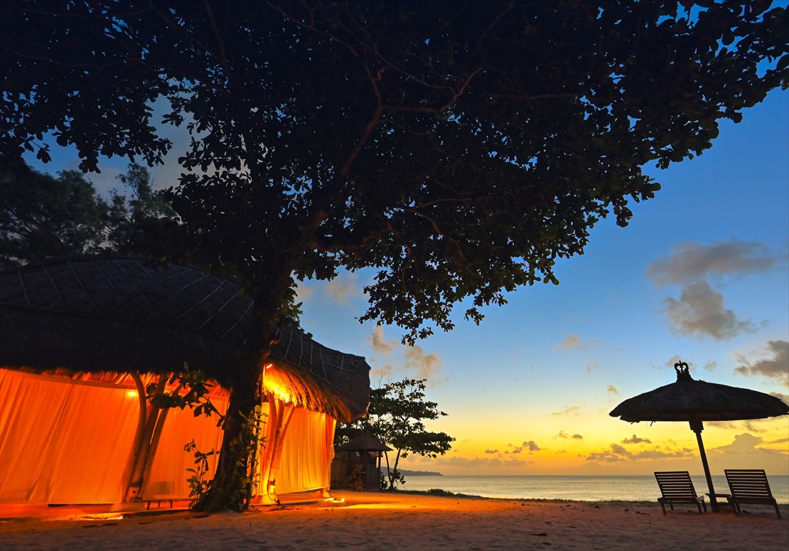 Bali Sunset Wedding Party Belmond Jimbaran (9) ライトアップされたバンブー・パビリオン
