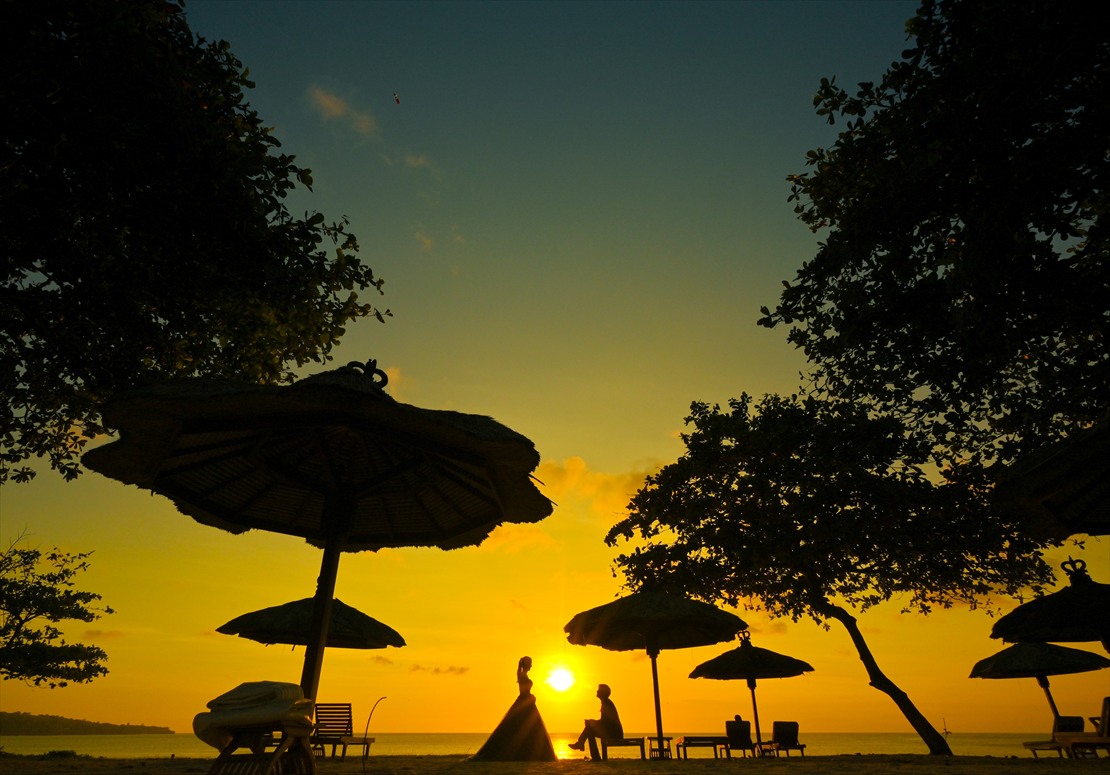 Bali Sunset Wedding Party Belmond Jimbaran (9) 美しいオレンジ色の空に囲まれた新郎新婦様