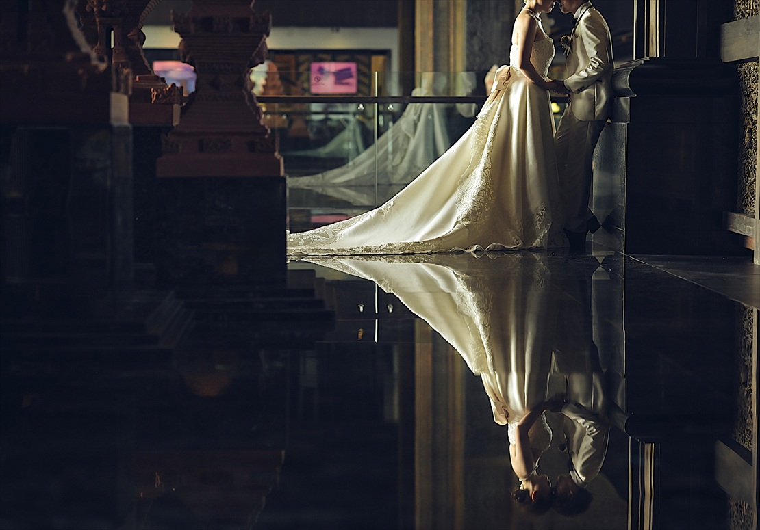Bali Wedding Apurva Oceanfront Chapel Kempinski (14) バリ島・ケンピンスキ ロビーにて鏡面ショット