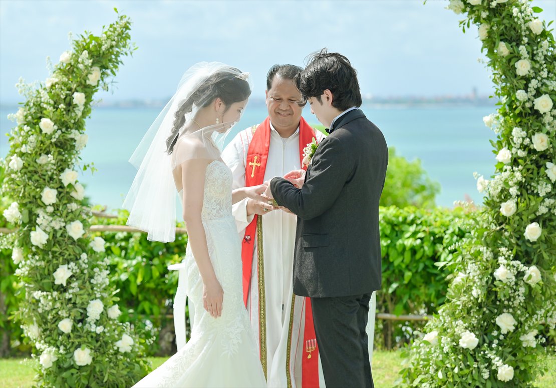 Four Seasons Bali Jimbaran Garden Wedding (20)_R ジンバラン・ガーデン 挙式シーン指輪交換