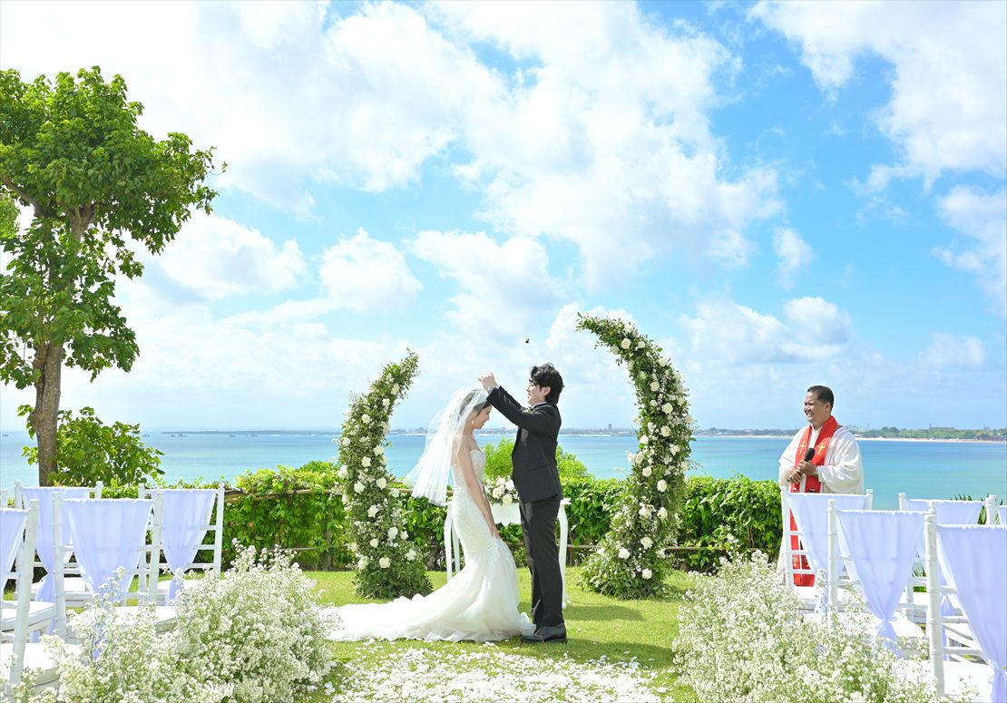Four Seasons Bali Jimbaran Garden Wedding (22)_R 空と海を水平線まで望むベールアップ