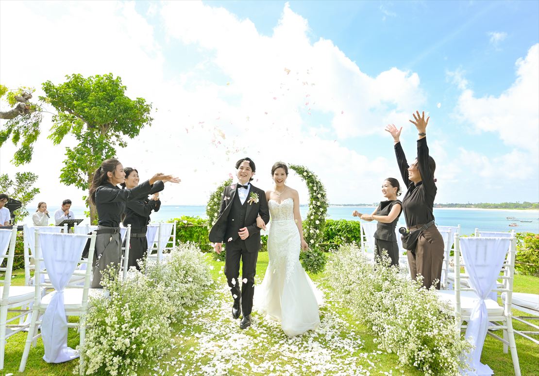 Four Seasons Bali Jimbaran Garden Wedding (26)_R ジンバラン・ガーデン フラワーシャワー