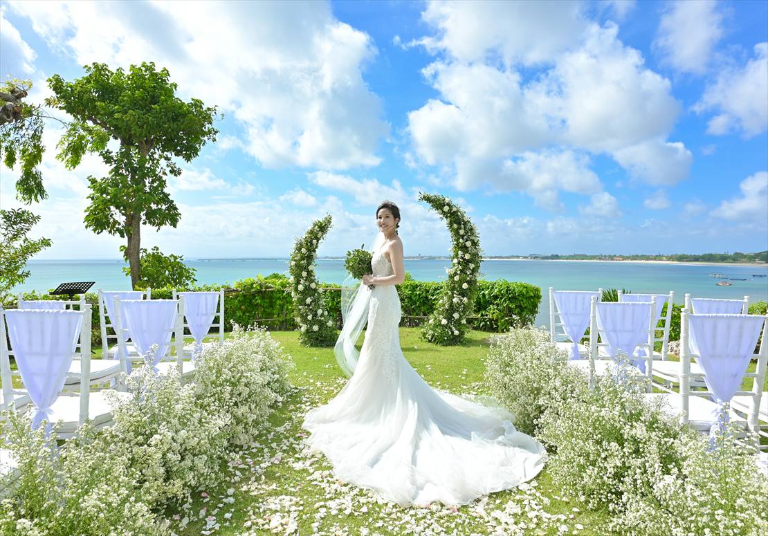 Four Seasons Bali Jimbaran Garden Wedding (30)_R 生花アイルサイド 新婦様挙式後撮影