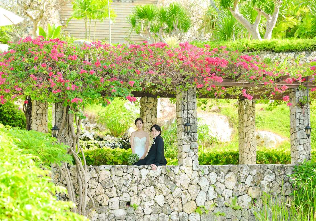 Four Seasons Bali Jimbaran Garden Wedding (34)_R 花々が咲き乱れるリゾート内ブリッジ