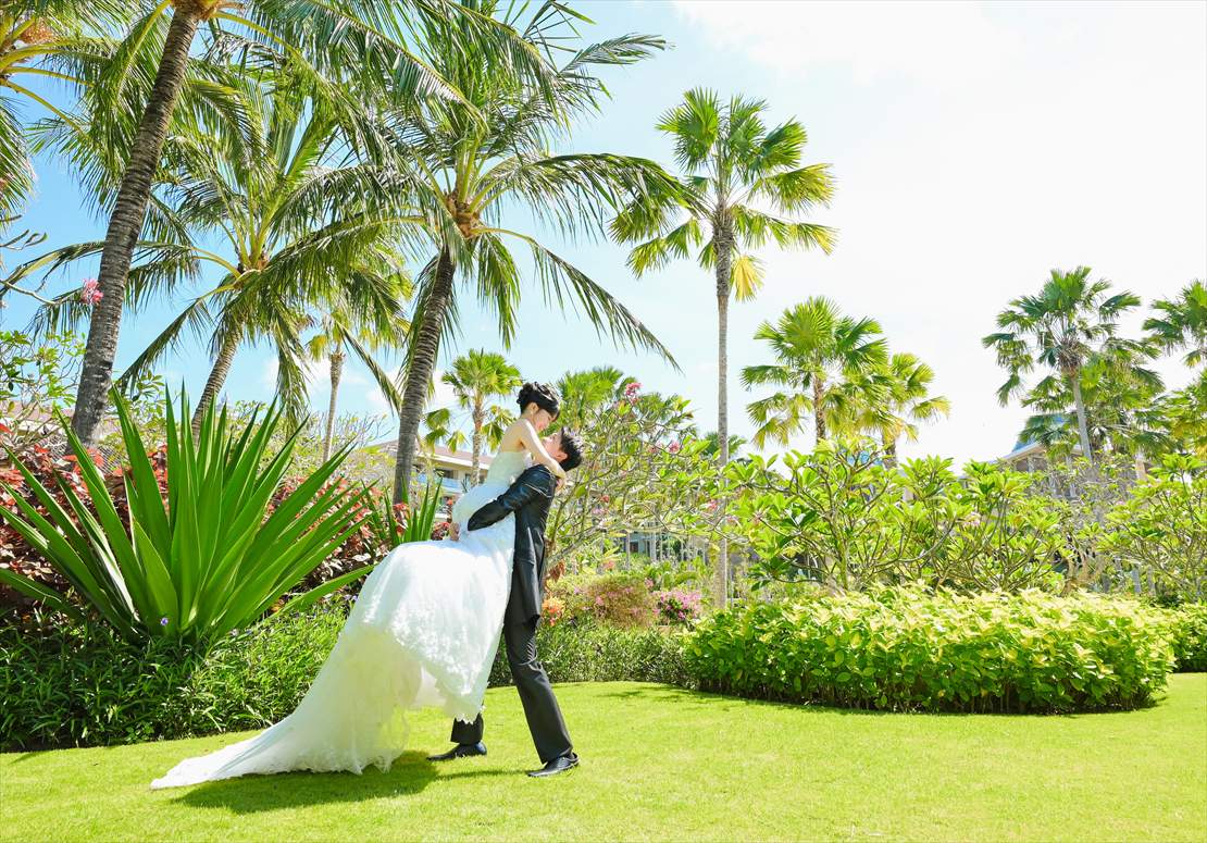 ムリア・バリ・結婚式　チャペル前の緑豊かなガーデンにて