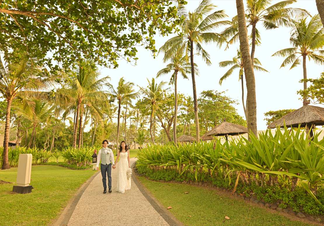 Intercontinental Bali Resort Sunset Wedding (10)_R ガーデンからビーチフロントガゼボへのアプローチ