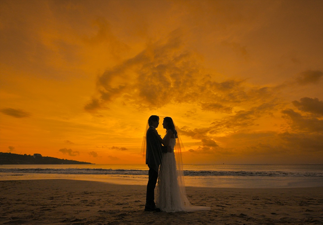 Intercontinental Bali Resort Sunset Wedding (12)_R ビーチにてサンセットフォトウェディング