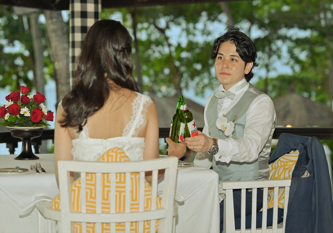 Intercontinental Bali Resort Sunset Wedding (13)_R ビーチフロント・ガゼボ乾杯シーン