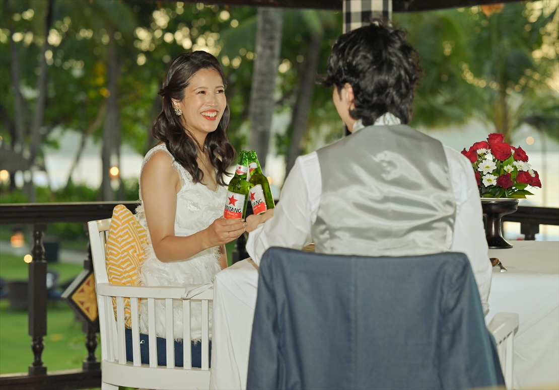 Intercontinental Bali Resort Sunset Wedding (14)_R ビーチフロント・ガゼボ乾杯シーン