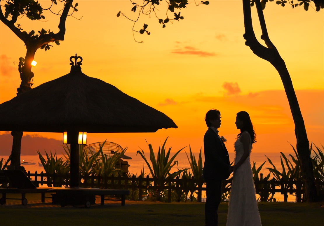 Intercontinental Bali Resort Sunset Wedding (16)_R 黄金色に包まれたジンバラン湾を望む