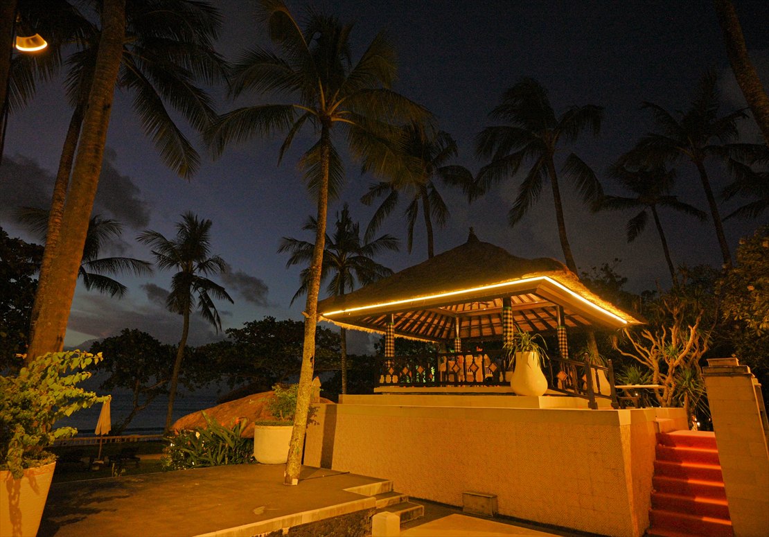 Intercontinental Bali Resort Sunset Wedding (18)_R ライトアップされたビーチフロント・ガゼボ