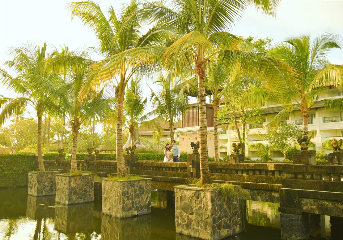 Intercontinental Bali Resort Sunset Wedding (2)_R ロビー前ブリッジにてパーティー前撮影
