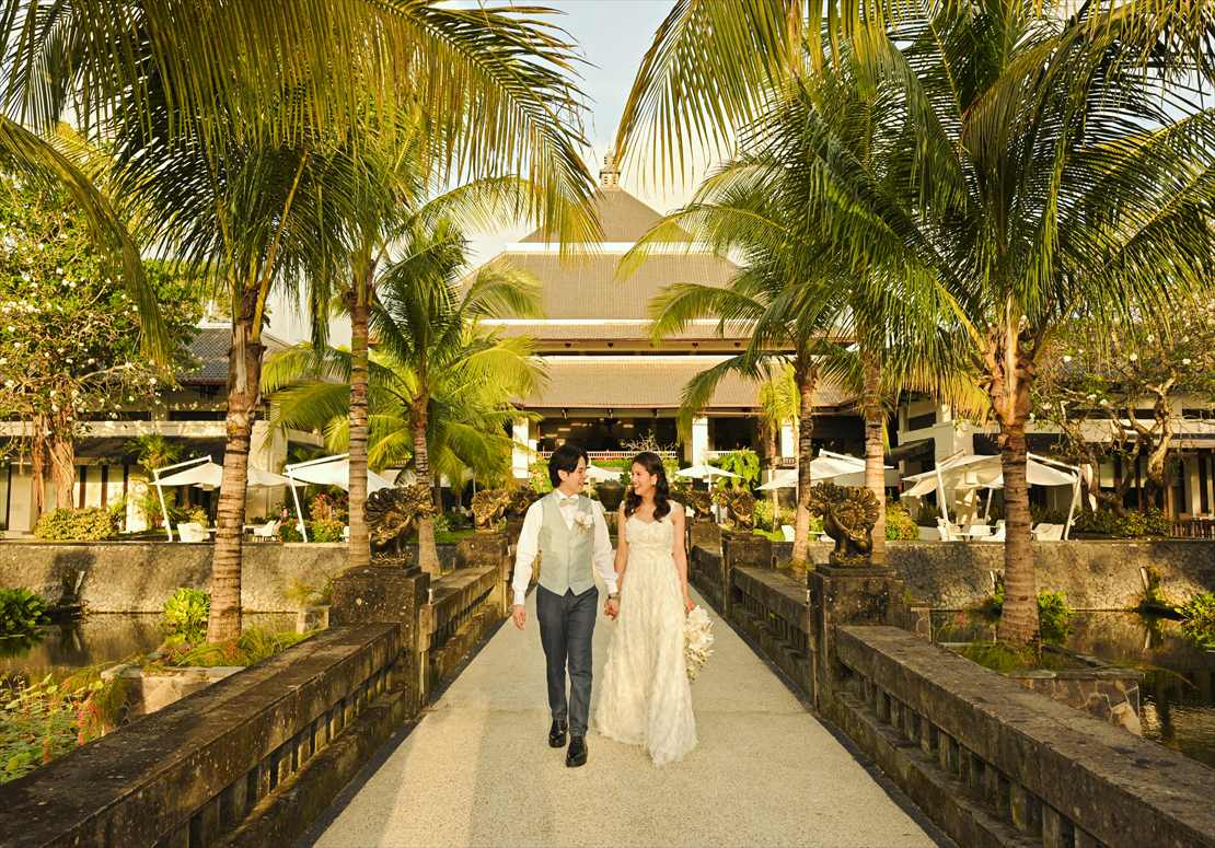 Intercontinental Bali Resort Sunset Wedding (3)_R バリらしい雰囲気漂うブリッジ撮影
