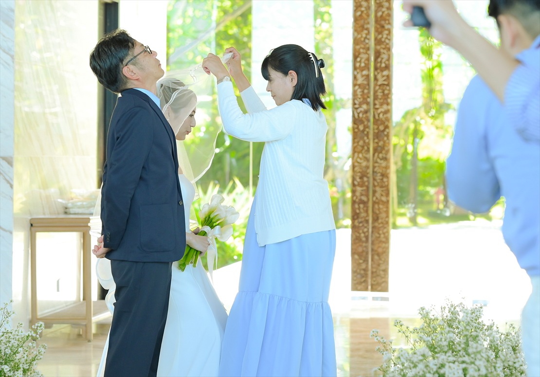 バリ島結婚式　新婦様ベールダウンシーン