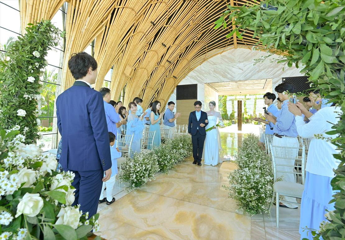 新婦様　お父様とバージンロードご入場