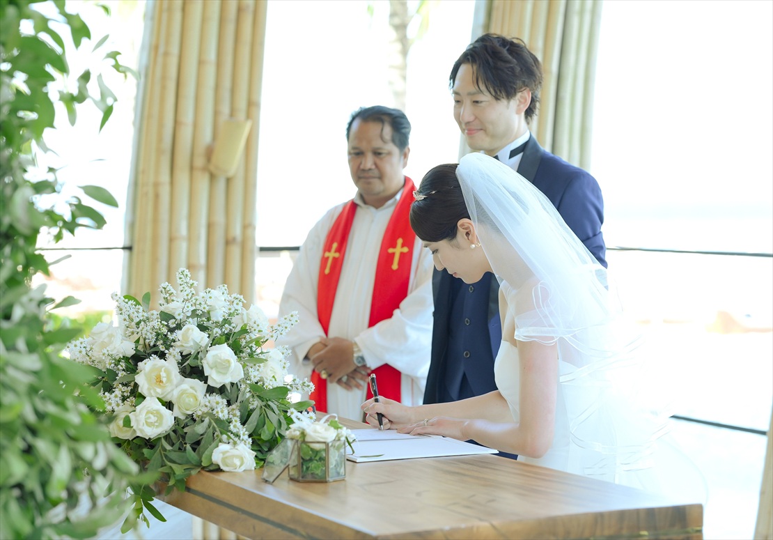 ケンピンスキ・バリ・結婚証明書サイン