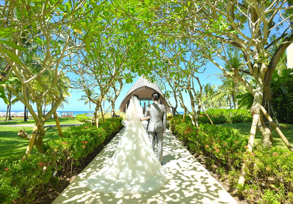 The Apurva Kempinski Bali Wedding Ceremony (8) 木漏れ日が降り注ぐチャペル入場シーン