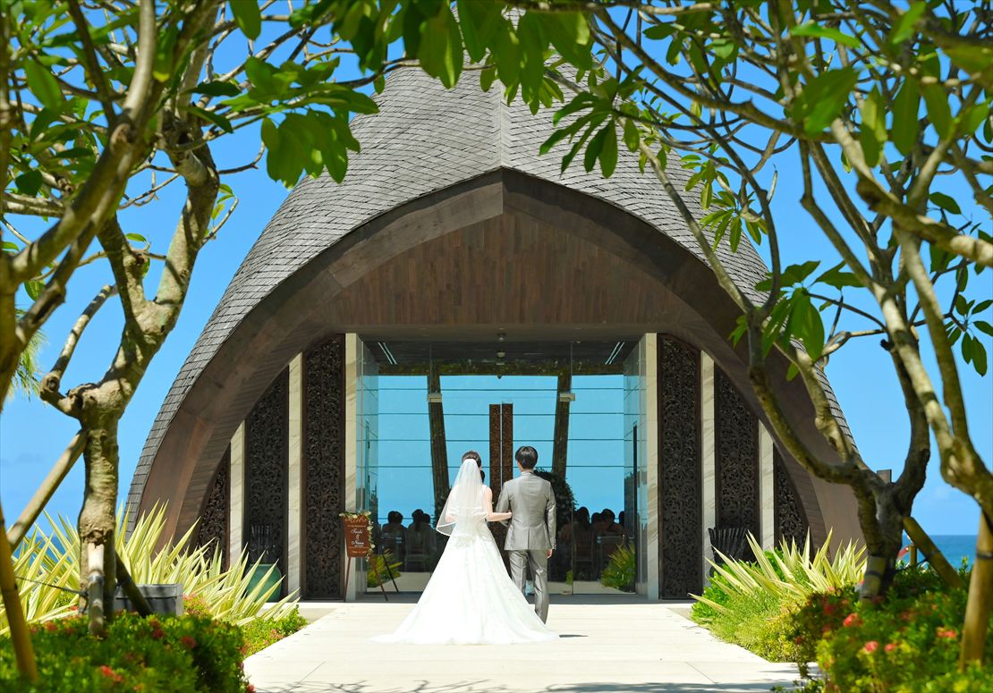 The Apurva Kempinski Bali Wedding Ceremony (9) 樹々に囲まれたオーシャンフロント・チャペル