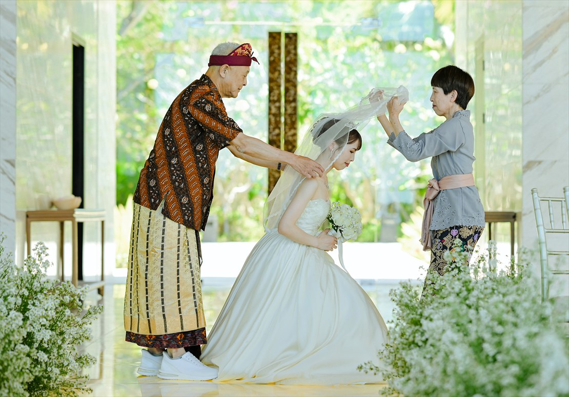新婦様　ご両親様よりベールダウン