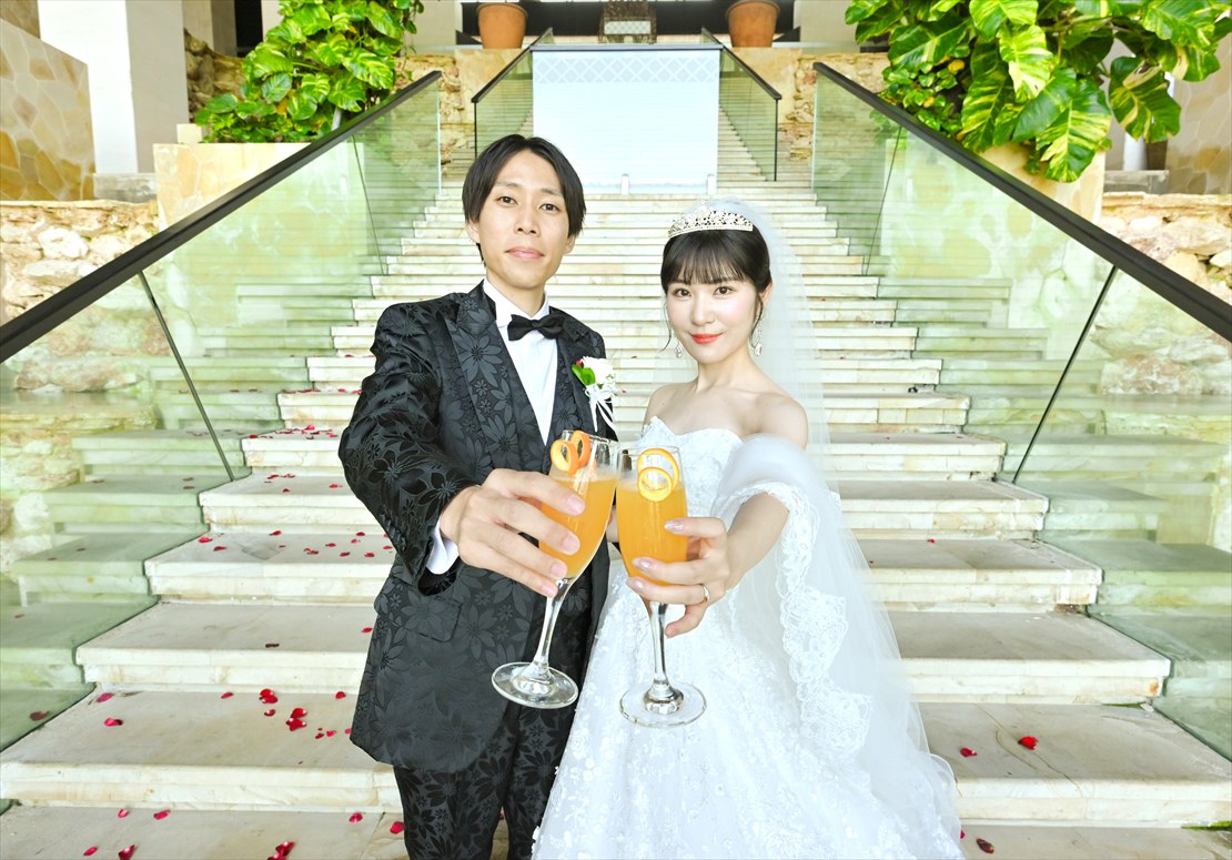 クリフスイート棟大階段にて乾杯シーン