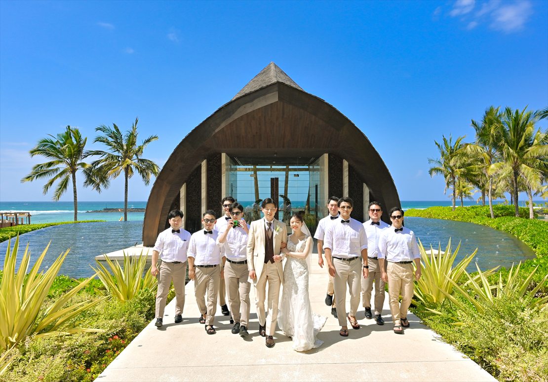 Bali Chapel Wedding Kempinski (10) アッシャーの皆様とチャペル前にて撮影