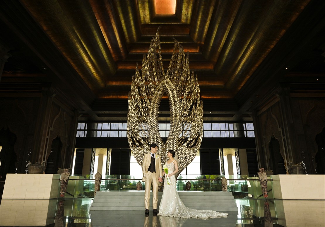 Bali Chapel Wedding Kempinski (11) アプルヴァ・ロゴ前にてフォトウェディング
