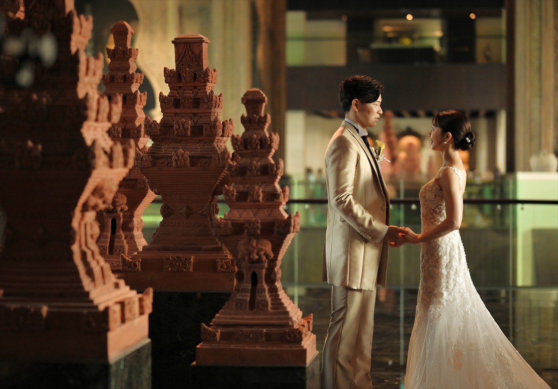 Bali Chapel Wedding Kempinski (13) ロビー石造前にて挙式前撮影