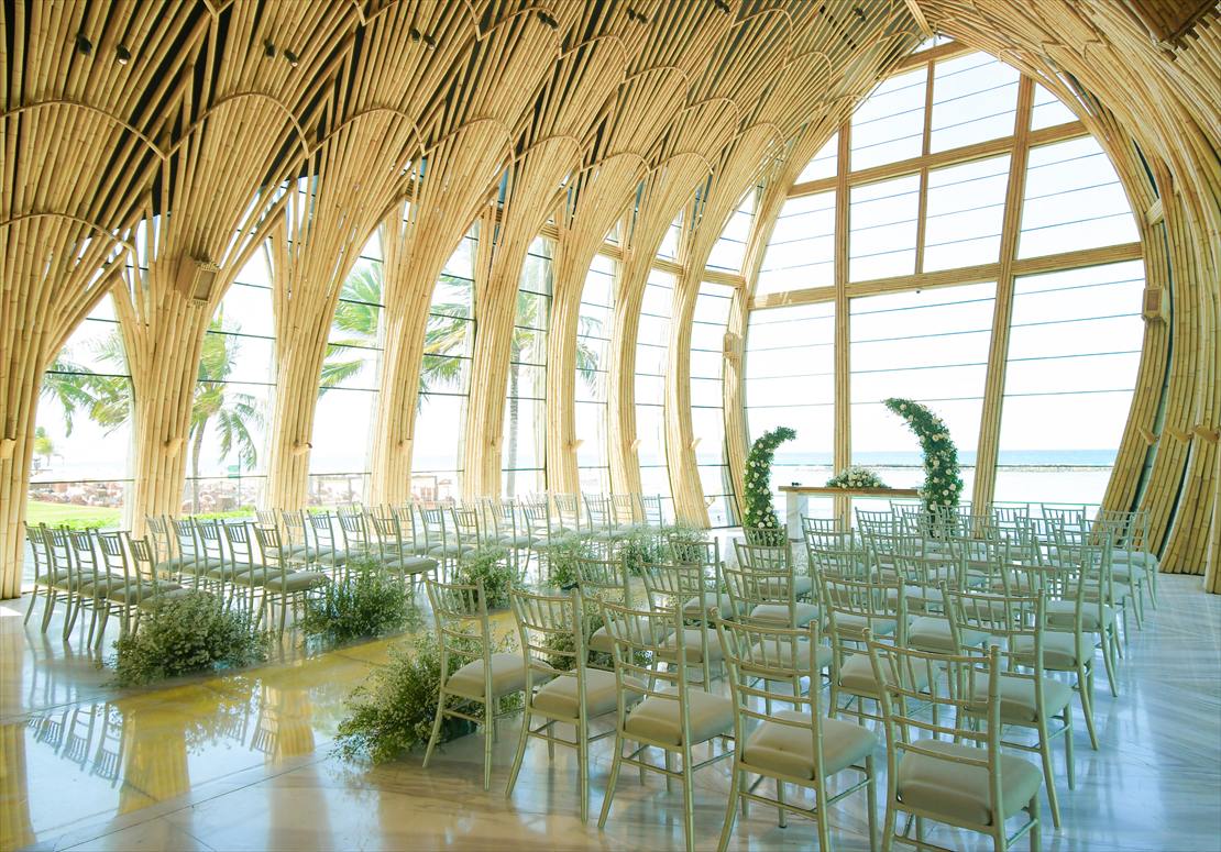 Bali Chapel Wedding Kempinski (21) ケンピンスキ・オーシャンフロント・チャペル 挙式会場内生花装飾