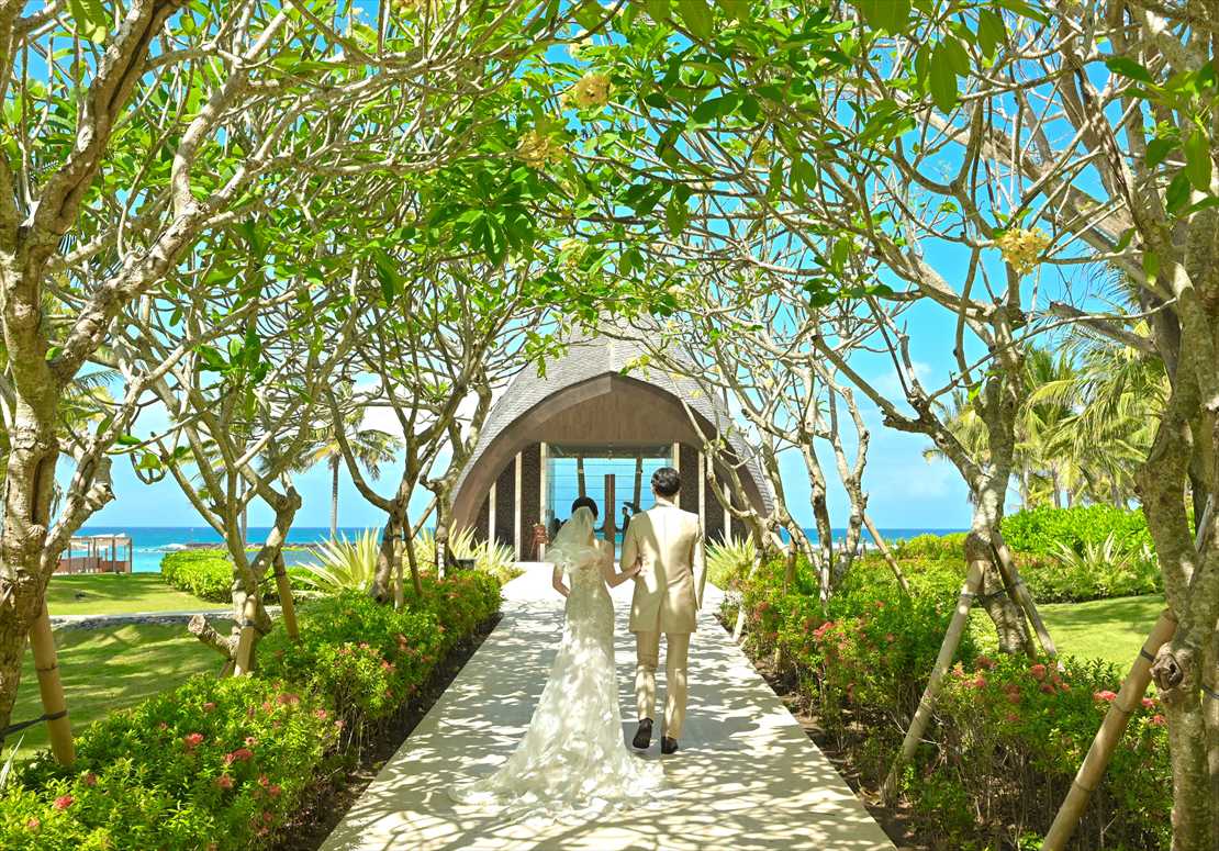 Bali Chapel Wedding Kempinski (23) ケンピンスキ・バリ・結婚式 プルメリアの木漏れ日が美しい入場シーン